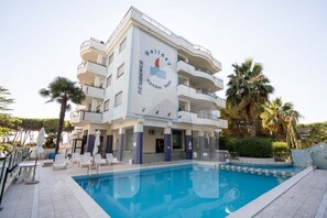 Pool - Second floor apartment with sea view (Pineto)