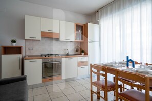 Frigorifero, forno, piano cottura, pentole/stoviglie/utensili