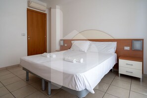 1 bedroom, WiFi, bed sheets - Holiday Rendez Vous 24 -First floor apartment with side sea view (Pineto)