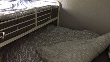 2 quartos, ferros/tábuas de passar roupa, Wi-Fi, roupa de cama