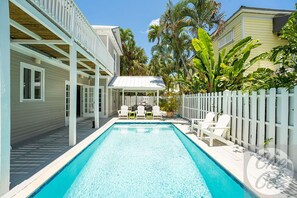 Piscina all'aperto, una piscina riscaldata