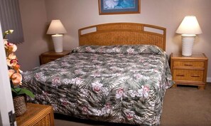 2 bedrooms, free WiFi, bed sheets - Maui Condo right across from the Beach! (Kihei)