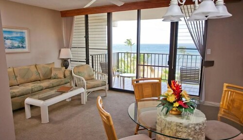 Maui Condo right across from the Beach!