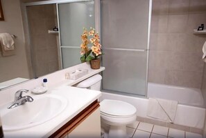 Baignoire, serviettes fournies, savon, papier de toilette