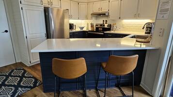 Coffee/tea maker, fridge, microwave, oven