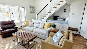 Smart TV, fireplace, stereo