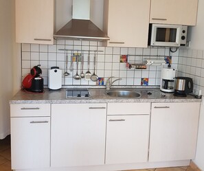 Een koelkast, een microgolfoven, een oven, een kookplaat