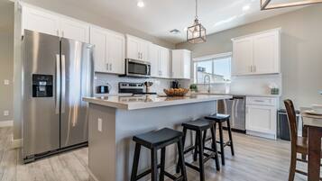 Een koelkast, een microgolfoven, een oven, een kookplaat