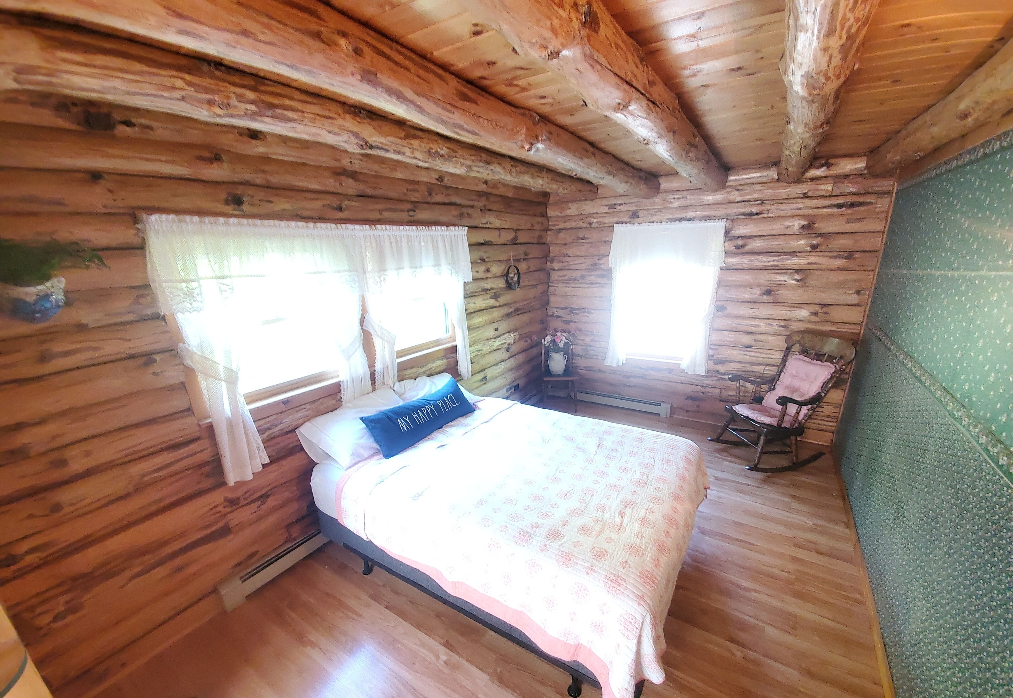 Open-Concept Cabin near ATV trails, Hikes & walking distance from Coos Canyon