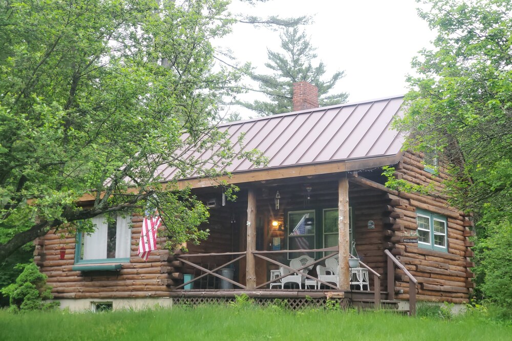 Open-Concept Cabin near ATV trails, Hikes & walking distance from Coos Canyon