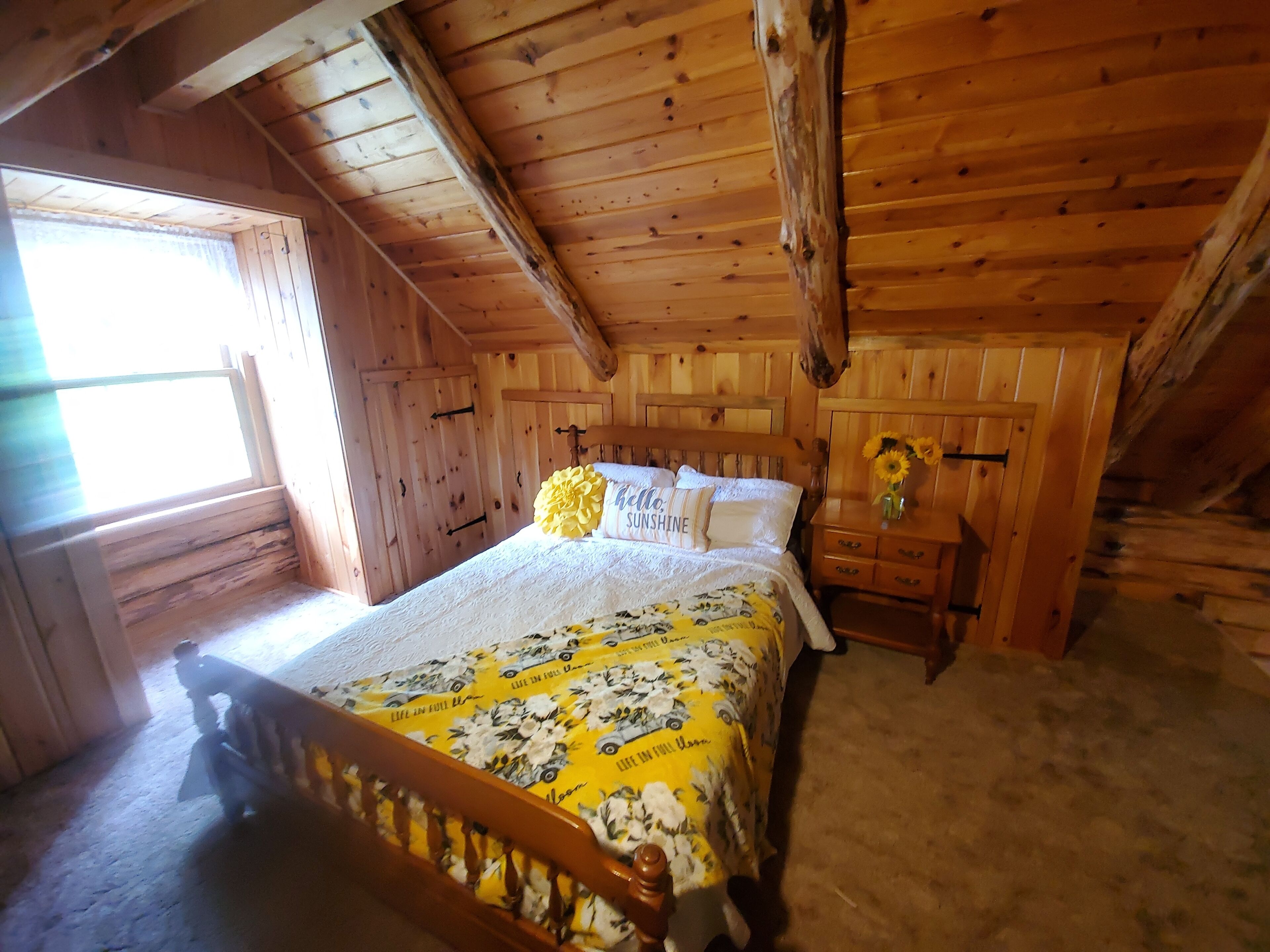 Open-Concept Cabin near ATV trails, Hikes & walking distance from Coos Canyon