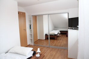 3 bedrooms, desk, WiFi