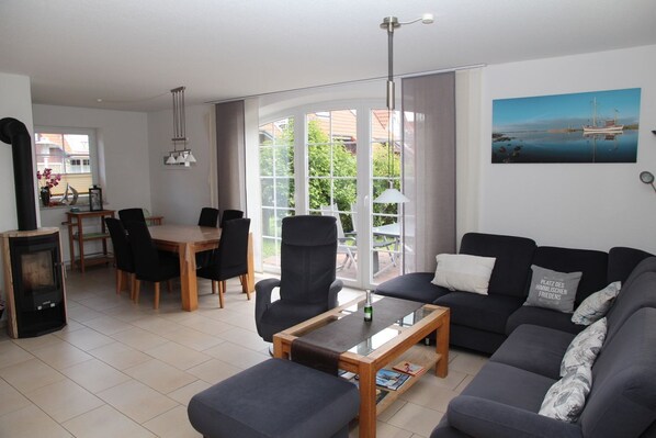 Televisión, chimenea, reproductor de DVD y estéreo 