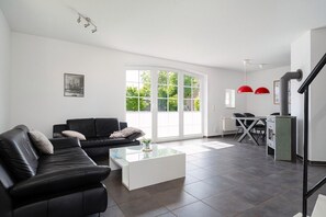 Fernseher, Kamin, DVD-Player, Stereoanlage