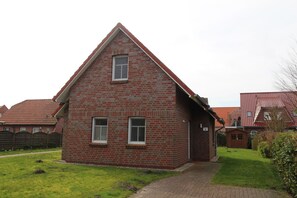 Exterior - Sommerbrise - Cozy 75sqm vacation home for 4 pers. with large garden in (Krummhoern)