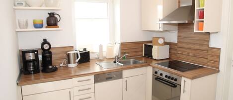 ثلاجة، ميكروويف، فرن، موقد طهي مسطح