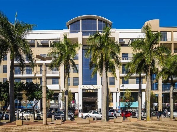 A hotel with a curved facade, multiple floors, and a prominent entrance. - Royal Palm Hotel Umhlanga (Umhlanga)