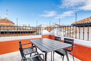 Outdoor dining - Impeccable Huertas 1BR Penthouse with amazing terrace, near the city center, by Blueground (Madrid)