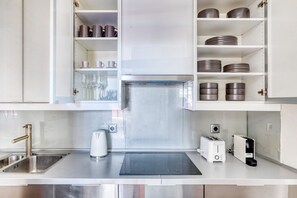 Fridge, microwave, oven, stovetop - Impeccable Huertas 1BR Penthouse with amazing terrace, near the city center, by Blueground (Madrid)