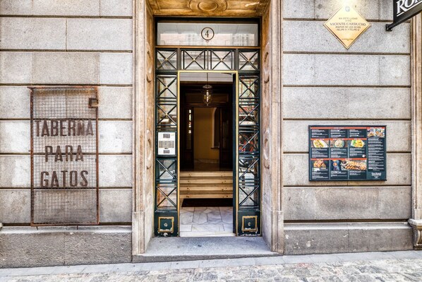 Exterior detail - Impeccable Huertas 1BR Penthouse with amazing terrace, near the city center, by Blueground (Madrid)