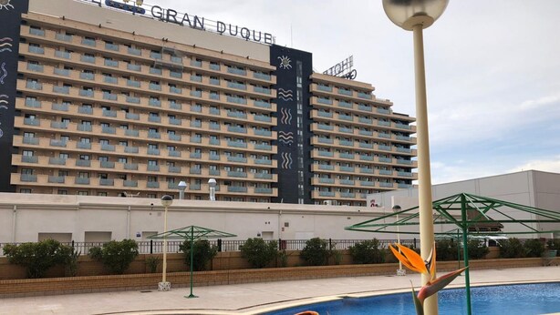 Un hôtel à étages, doté d’une piscine et d’un grand bâtiment avec des balcons.
