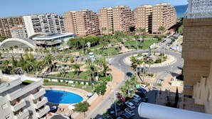 Un quartier résidentiel doté d’une piscine, d’un rond-point et d’immeubles d’habitation de grande hauteur.