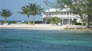 Plage, chaises longues, serviettes de plage