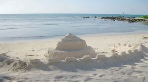 Plage, chaises longues, serviettes de plage