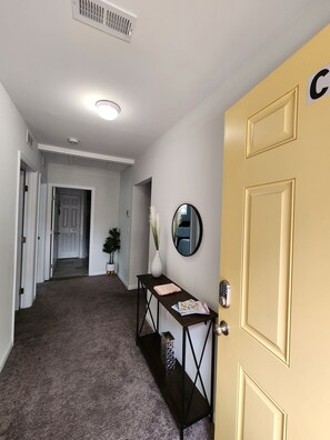 Interior - Quiet spacious 1BR Centrally Located w Parking/Washer/Dryer onsite. Hi Sp Wifi! (Hanahan)