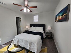 1 bedroom, desk, iron/ironing board, free WiFi - Quiet spacious 1BR Centrally Located w Parking/Washer/Dryer onsite. Hi Sp Wifi! (Hanahan)
