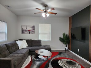 Smart TV - Quiet spacious 1BR Centrally Located w Parking/Washer/Dryer onsite. Hi Sp Wifi! (Hanahan)