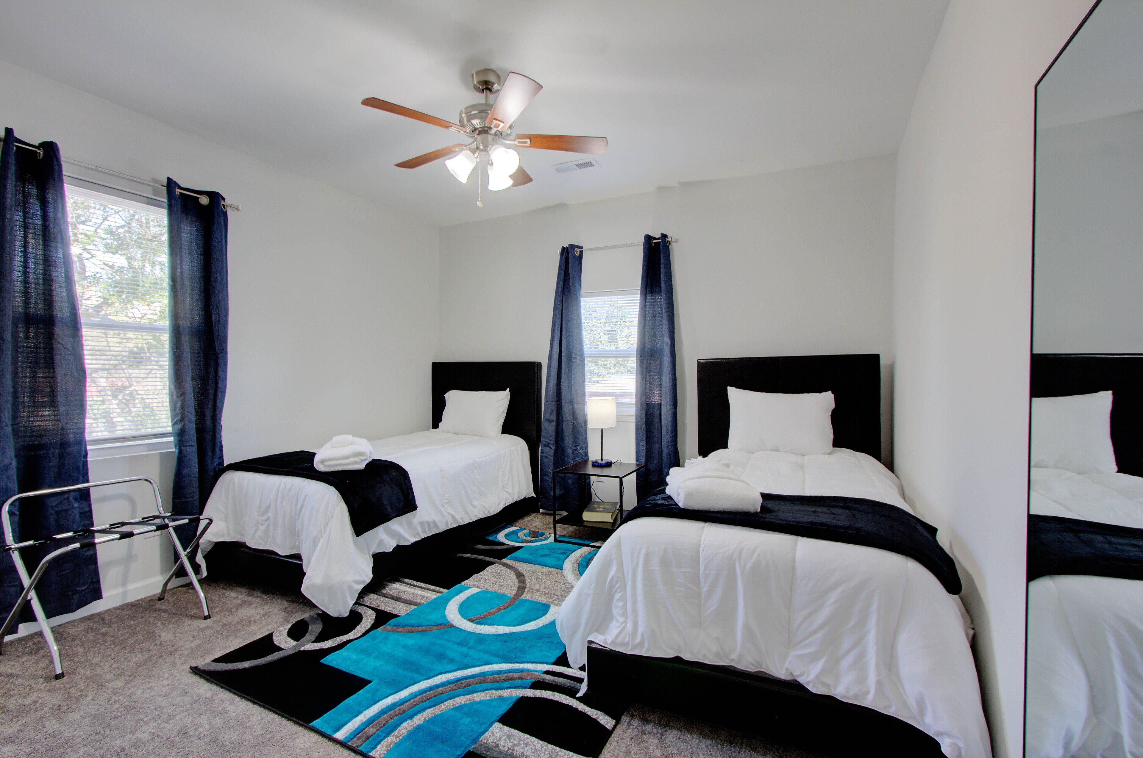 Unit C - Clean Cozy Comfy Midtown Retreat 5 min to Airport