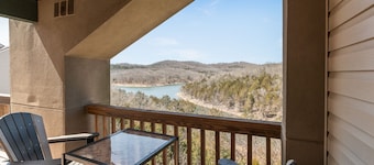 Stunning Lake View Penthouse - Pool - Close to SDC