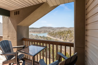 Stunning Lake View Penthouse - Pool - Close to SDC