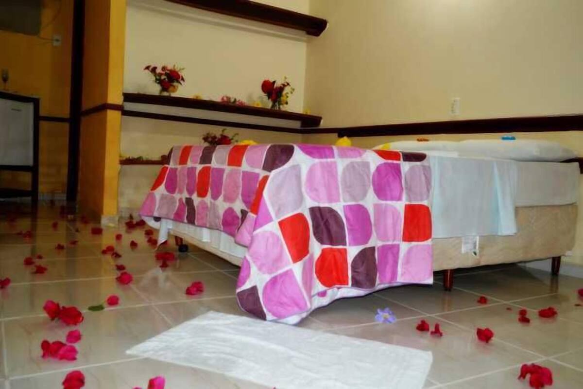 Habitación Confort | Ropa de cama hipoalergénica y tabla de planchar con plancha