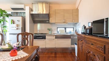 Deluxe Villa | Private kitchen | Full-sized fridge, microwave, oven, stovetop