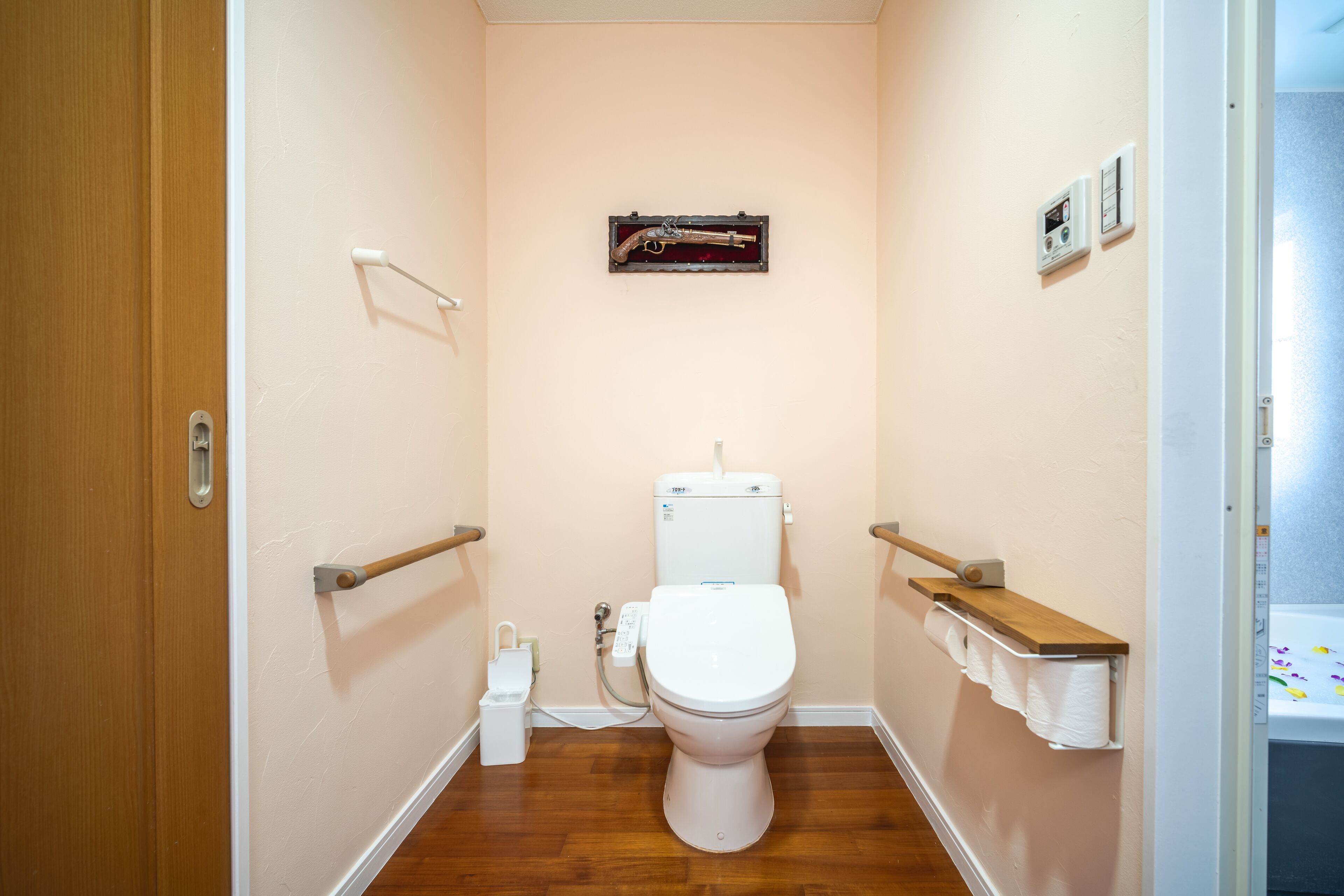 Un bagno piccolo con il water, un asciugatore automatico, un porta asciugamani e un portasciugamani.