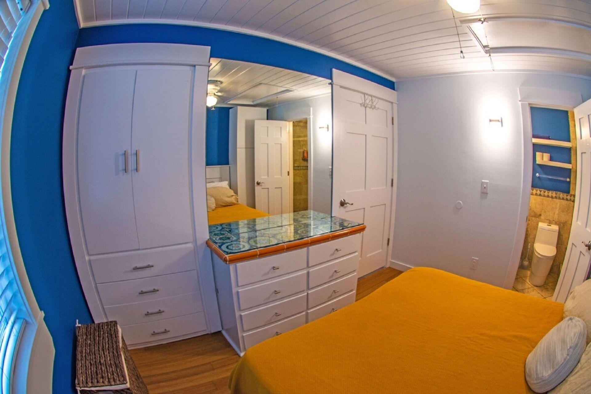 Art Deco Wrightsville Beach Island Condo Sleeps 1-4 Adults 1.5 Bathrooms