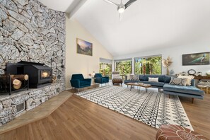 Smart TV, chimenea, reproductor de DVD y futbolito 