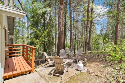 Lux Retreat with Sauna, Game Rm, BBQ Grill, Deck Dining, Fire pit, Close to Lake