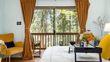 4 slaapkamers, een bureau, een strijkplank/strijkijzer, reisbedje