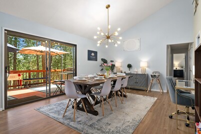 Lux Retreat with Sauna, Game Rm, BBQ Grill, Deck Dining, Fire pit, Close to Lake