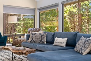 Smart TV, chimenea, reproductor de DVD y futbolito 