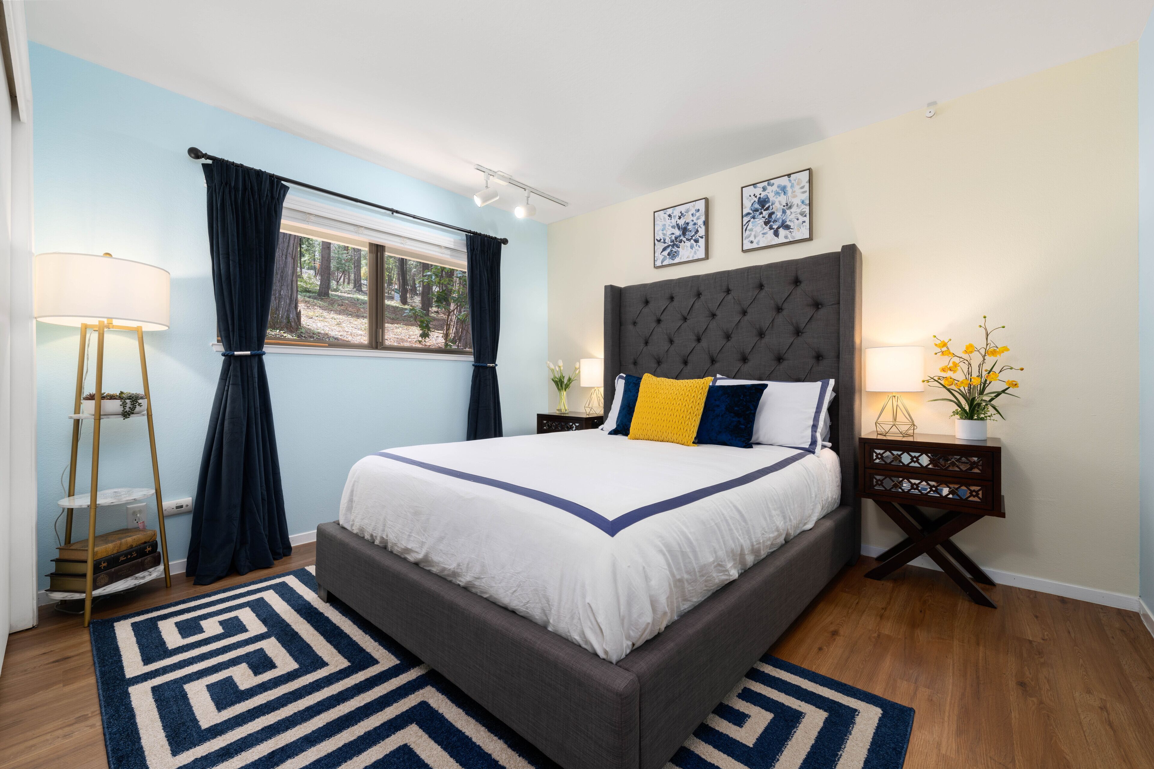 4 habitaciones, escritorio y tabla de planchar con plancha 