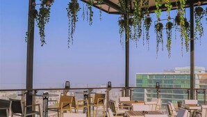 Outdoor dining - Best Western PLUS Maya (Dhaka)