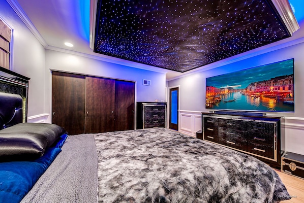 4 bedrooms, desk, iron/ironing board, travel crib