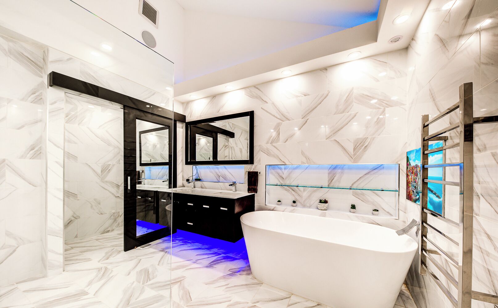 Combined shower/bathtub, hair dryer, bidet, towels