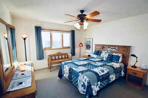 3 bedrooms, desk, iron/ironing board, free WiFi - Lakeview Condo: Downtown Bayfield, Beach, Deck (Bayfield)