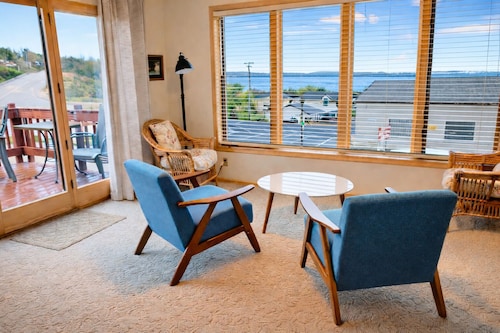 Lakeview Condo: Downtown Bayfield, Beach, Deck