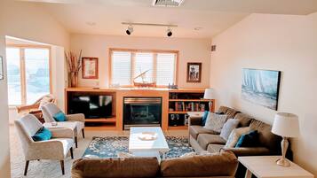 Smart-tv, een open haard, een dvd-speler en boeken